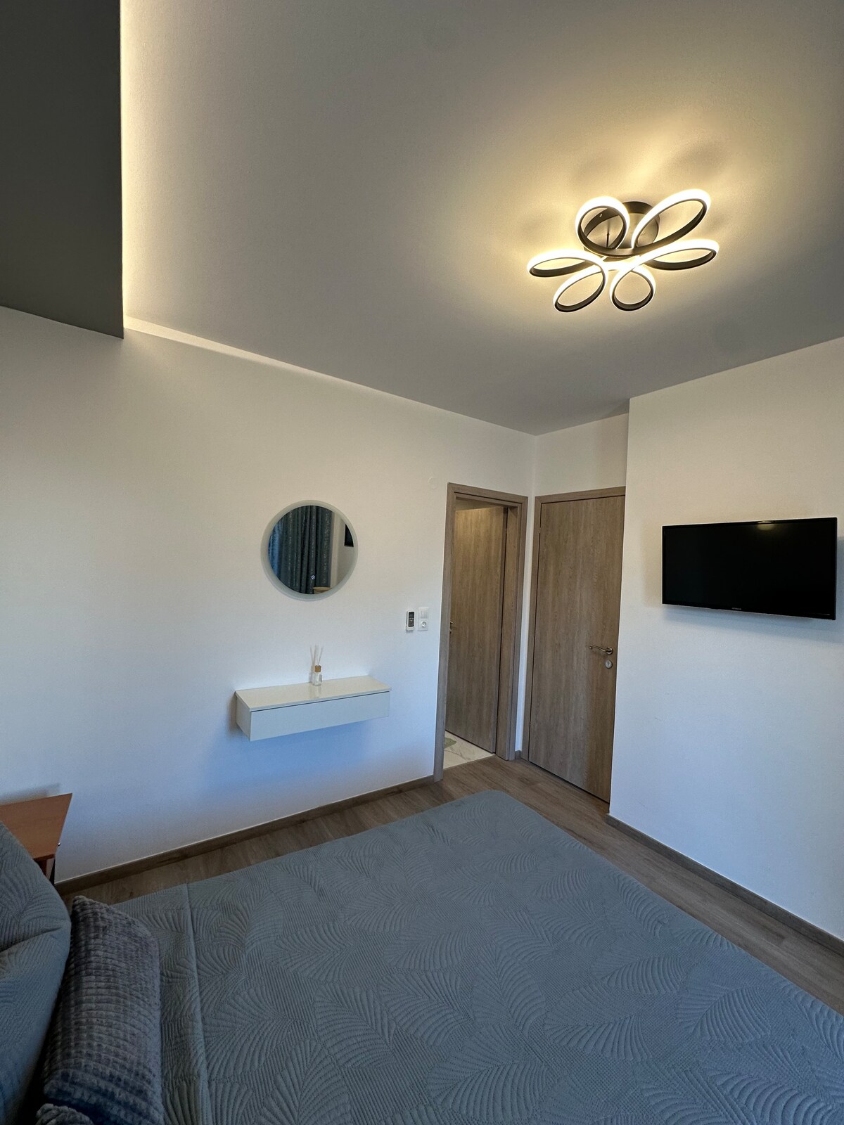 Deluxe Double Room with wall-mounted TV